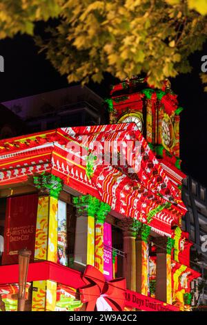 Una strada vivace a Melbourne, in Australia durante il periodo natalizio, illuminata da luci festive Foto Stock