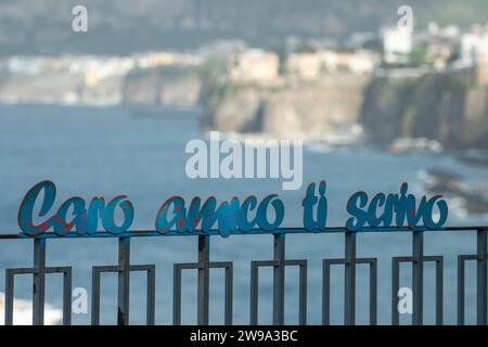 Sorrento, Italia : 2023 novembre 19 : Vista del porto e delle scogliere di Sorrento con vari edifici storici con il messaggio 'caro amico ti scrivo' Foto Stock