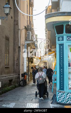 Sorrento, Italia: 19 novembre 2023: I turisti camminano per le strade turistiche di Sorrento in provincia di Napoli, Italia nel 2023. Foto Stock