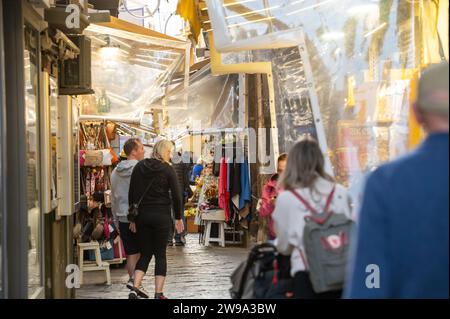 Sorrento, Italia: 19 novembre 2023: I turisti camminano per le strade turistiche di Sorrento in provincia di Napoli, Italia nel 2023. Foto Stock
