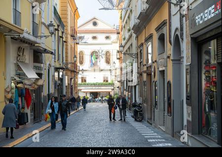 Sorrento, Italia: 19 novembre 2023: I turisti camminano per le strade turistiche di Sorrento in provincia di Napoli, Italia nel 2023. Foto Stock