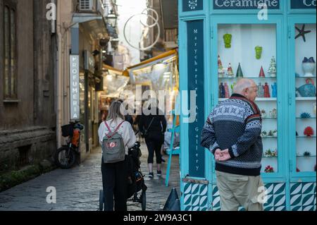 Sorrento, Italia: 19 novembre 2023: I turisti camminano per le strade turistiche di Sorrento in provincia di Napoli, Italia nel 2023. Foto Stock
