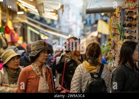Sorrento, Italia: 19 novembre 2023: I turisti camminano per le strade turistiche di Sorrento in provincia di Napoli, Italia nel 2023. Foto Stock