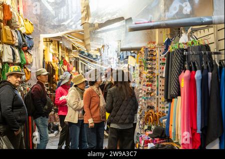 Sorrento, Italia: 19 novembre 2023: I turisti camminano per le strade turistiche di Sorrento in provincia di Napoli, Italia nel 2023. Foto Stock