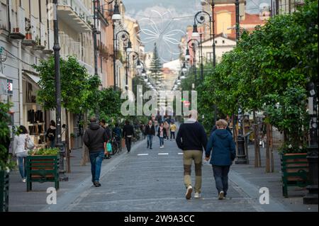 Sorrento, Italia: 19 novembre 2023: I turisti camminano per le strade turistiche di Sorrento in provincia di Napoli, Italia nel 2023. Foto Stock