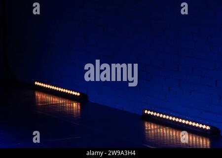 Le luci da pavimento sono vicine a una parete blu profonda Foto Stock