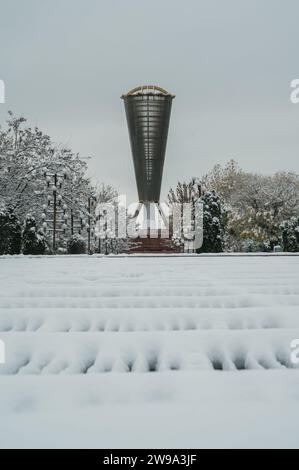 SHYMKENT, KAZAKISTAN - 9 DICEMBRE 2023: Monumento Altyn Shanyrak nel Parco dell'indipendenza in piazza Ordabasy nella città di Shymkent nel Kazakistan meridionale in inverno con neve Foto Stock