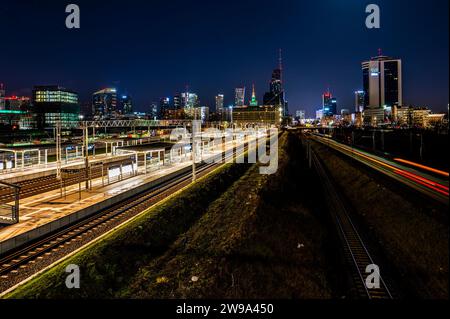 Varsavia, Polonia - 25 dicembre 2023: Atmosfera serale nel centro di Varsavia. Mix di luci di strade, edifici e veicoli. Foto Stock