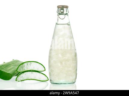 Succo di aloe vera in bottiglie di vetro isolate su fondo bianco. Per la salute. Foto Stock