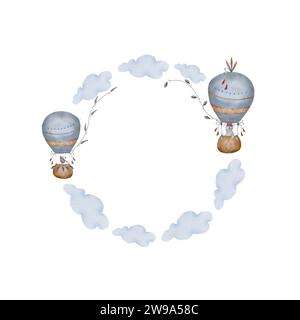Cornice rotonda ad acquerello con palloncini boho e nuvole blu. Graziose illustrazioni disegnate a mano in stile cartone animato e colori pastello per il design dei bambini Foto Stock