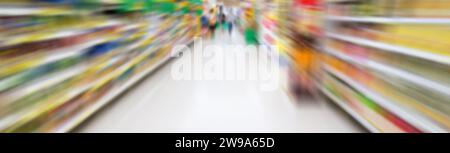 Interno di un supermercato, corridoio con effetto di sfocatura del movimento, shopping nel concetto di supermercato Foto Stock