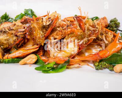 Cibo tailandese, gamberi fritti in salsa tamarinda con erbe Foto Stock