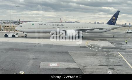 Saudi Arabian Airlines Airbus 330-343E (1770) atterraggio all'aeroporto internazionale di Istanbul Foto Stock