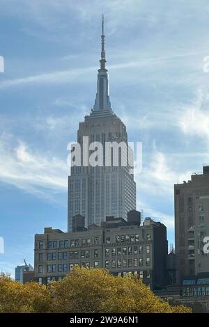 Ammira gli incredibili grattacieli di Manhattan, New York City durante il giorno Foto Stock