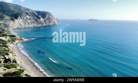 Una vista aerea del mare tranquillo e delle scogliere costiere. Zante, Kalamaki Foto Stock
