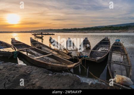 Vista panoramica delle barche di legno sulla riva del fiume al tramonto, Jaflong, Bangladesh Foto Stock