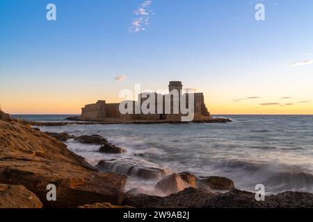 Le Castella, Italia - 11 dicembre 2023: Vista della fortezza di le Castella a Isola di Capo Rizzuto al tramonto Foto Stock