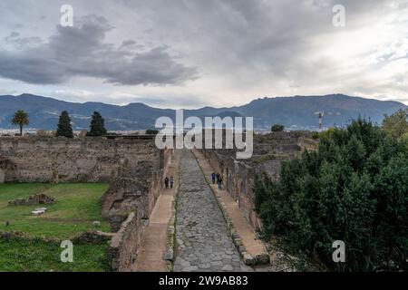 Pompei, Italia - 25 novembre 2023: Veduta della via mercurio nel centro dell'antica città di Pompei Foto Stock