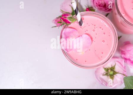 Milkshake di fiori di rosa, bevanda di latte di Luna asiatica. Cocktail di matcha rosa con petali di rosa. Foto Stock