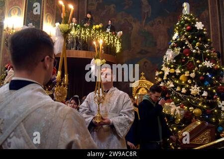 Non esclusiva: VINNYTSIA, UCRAINA - 25 DICEMBRE 2023 - partecipanti alla Divina Liturgia di Natale presso la Cattedrale della Trasfigurazione, Vinnytsia, ovest Foto Stock