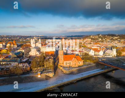 Vista aerea della città vecchia di Kaunas in inverno. Vista dal droni del centro città e della chiesa di Vytautas Magnus Foto Stock