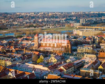 Vista aerea della città vecchia di Kaunas in inverno. Vista dal droni del centro città con chiese, municipio e molti edifici storici con tetto rosso Foto Stock