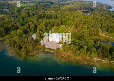 Foto aerea con droni di Uzutrakis Manor nel lago Trakai Galve, Lituania durante il giorno in autunno Foto Stock