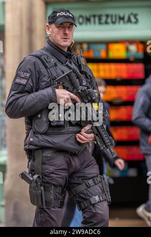 Polizia armata pattuglia nel centro di Oxford, Regno Unito Foto Stock