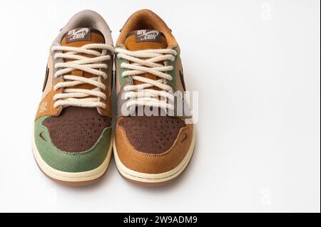 Izhevsk, Russia - 14 dicembre 2023: Eleganti sneakers Nike Air Jordan Low Voodoo in collaborazione con Zion Williamson su sfondo bianco Foto Stock