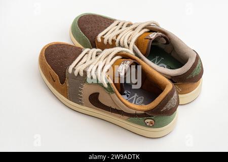 Izhevsk, Russia - 14 dicembre 2023: Eleganti sneakers Nike Air Jordan Low Voodoo in collaborazione con Zion Williamson su sfondo bianco Foto Stock