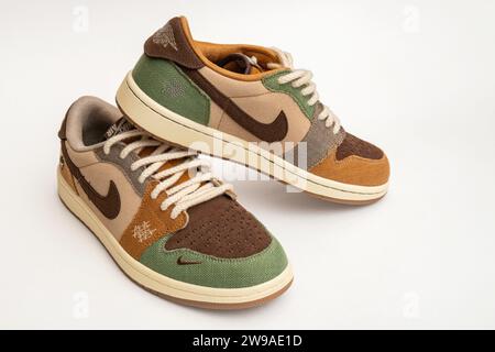 Izhevsk, Russia - 14 dicembre 2023: Eleganti sneakers Nike Air Jordan Low Voodoo in collaborazione con Zion Williamson su sfondo bianco Foto Stock