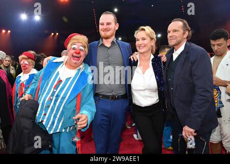 Jan Nikolas mit Ehefrau und Sohn / 1. Winterprogramm von Zirkus Krone Farbenspiel / Premiere / Manege 25 dicembre 2023 *** Jan Nikolas with wife and son 1 Winter program by Zirkus Krone Farbenspiel Premiere Manege 25 dicembre 2023 Foto Stock