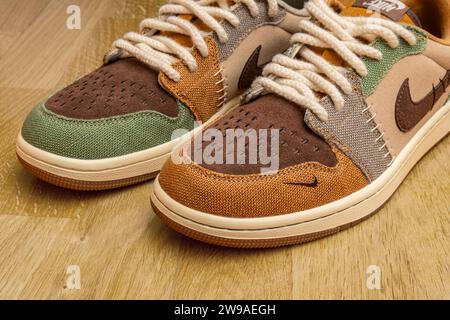 Izhevsk, Russia - 14 dicembre 2023: Eleganti sneakers Nike Air Jordan Low Voodoo in collaborazione con Zion Williamson per il primo piano del parquet Foto Stock