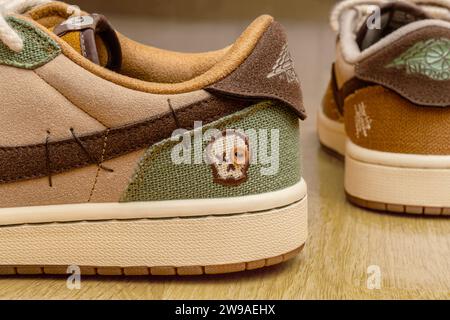 Izhevsk, Russia - 14 dicembre 2023: Eleganti sneakers Nike Air Jordan Low Voodoo in collaborazione con Zion Williamson per il primo piano del parquet Foto Stock