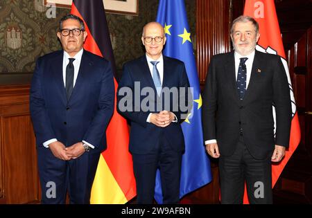 Amburgo Der Präsident der Region Ligurien, Giovanni Toti Links, Bürgermeister Dr.Peter Tschentscher und der Bürgermeister aus Genua, Marco Bucci rechts Bürgermeister aus Genua im Rathaus zu Gast. Hamburgs Erster Bürgermeister, Dr. Peter Tschentscher, Empfing den Bürgermeister aus Genua, Marco Bucci, im Rathaus zu einem Gespräch. Der Präsident der Region Ligurien, Giovanni Toti, begleitet die Delegation aus der italienischen Hafenstadt. Der Abdruck dieses Bildes ist honorarpflichtig. Bankverbindung: Copyright: XEibner-Pressefotox EP eer Foto Stock