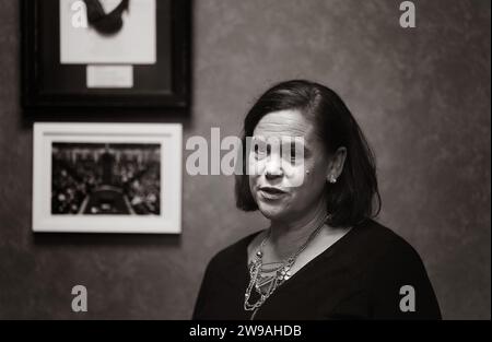 L'immagine DELLA NOTA DELL'EDITOR è stata convertita in bianco e nero. Il leader di Sinn Fein Mary Lou McDonald durante un'intervista nel suo ufficio a Leinster House, Dublino. Un governo irlandese guidato dal Sinn Fein produrrebbe un "cambiamento di passo” nella preparazione dell'unificazione irlandese, con un referendum una possibilità entro la vita del prossimo Dail, ha detto il leader del partito Mary Lou McDonald. Data immagine: Venerdì 15 dicembre 2023. Foto Stock