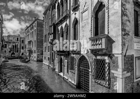 Scorcio bianco e nero del quartiere di San Marco sul Rio dei Barcaroli vicino alla piscina Frezzaria, Venezia, Italia Foto Stock