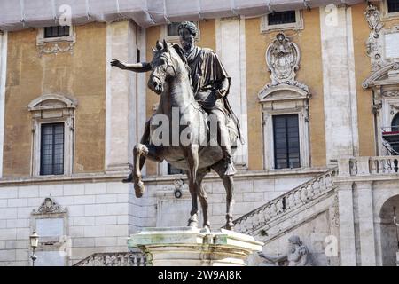 ROMA, ITALIA - 10 MARZO 2023: TThis è una copia di un'antica statua equestre in bronzo dell'imperatore romano Marco Aurelio sul Campidoglio. Foto Stock