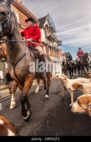 26 dicembre 2023, Sussex, Regno Unito. L'Eridge & Southdowns Hunt salta su Lewes High Street per l'annuale incontro del Boxing Day. Lewes, East Sussex, Regno Unito Foto Stock