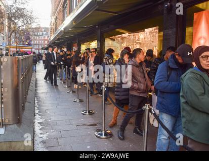 Londra, Inghilterra, Regno Unito. 26 dicembre 2023. I clienti fanno la coda all'esterno di Harrods a Knightsbridge all'inizio delle vendite del giorno di Santo Stefano. (Immagine di credito: © Vuk Valcic/ZUMA Press Wire) SOLO USO EDITORIALE! Non per USO commerciale! Foto Stock