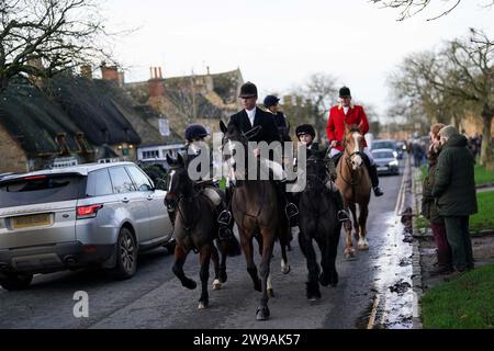 I motociclisti durante l'annuale caccia al North Cotswold Boxing Day a Broadway, Worcestershire. Data immagine: Martedì 26 dicembre 2023. Foto Stock