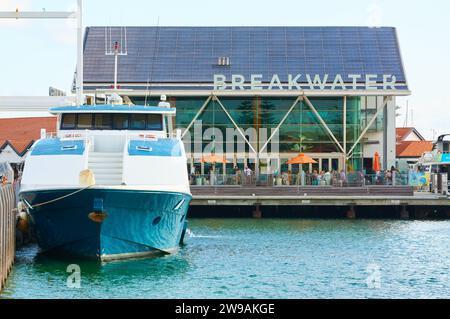 La nave Lady M Kimberley Cruises è ormeggiata di fronte al Breakwater, un luogo dove mangiare e bere presso Hillarys Boat Harbour, Perth, Australia Occidentale. Foto Stock