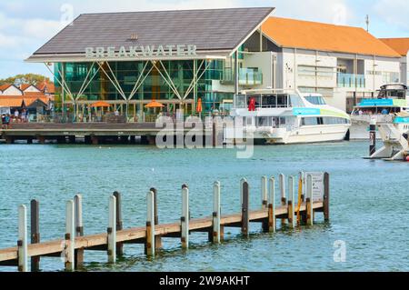 Il Breakwater, un luogo dove mangiare e bere con i Rottnest Fast Ferries attraccati al Side, Hillarys Boat Harbour, Perth, Australia Occidentale. Foto Stock