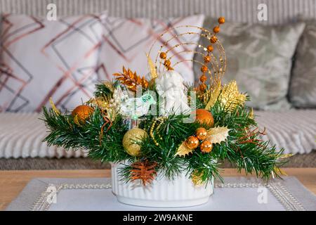 Decorazione del tavolo di Natale con una statua in porcellana bianca di un angelo al centro Foto Stock