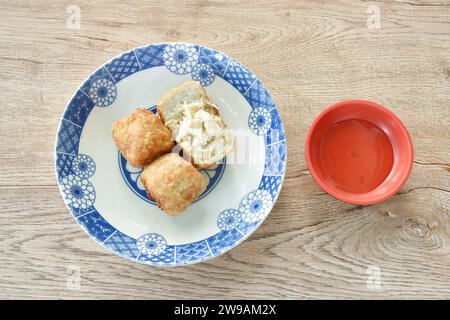 Fritto profondo purè di carne di granchio e involtini di maiale cibo cinese sul piatto immergere salsa di prugne dolce Foto Stock