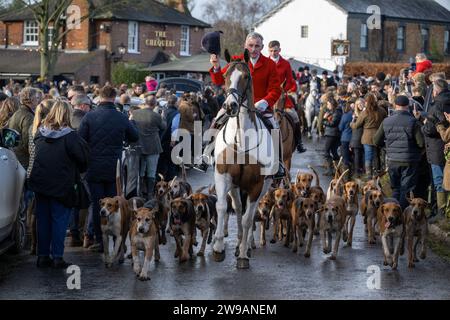 Essex, Regno Unito. 26 dicembre 2023. Centinaia di persone partecipano all'Essex con gli agricoltori e Union Hunt per il suo annuale giro di Santo Stefano dal Chequers Pub nel villaggio rurale di Matching Green, Regno Unito, nell'Essex. La caccia all'Essex si è incontrata regolarmente a Matching Green sin dall'inizio del XIX secolo, anche se dal 2004 non è stato permesso di usare cani per inseguire e uccidere le volpi. Crediti: MARTIN DALTON/Alamy Live News Foto Stock