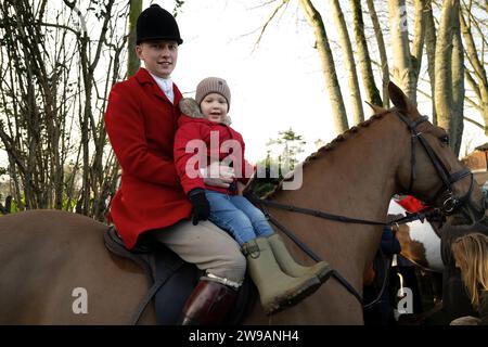 Essex, Regno Unito. 26 dicembre 2023. Centinaia di persone partecipano all'Essex con gli agricoltori e Union Hunt per il suo annuale giro di Santo Stefano dal Chequers Pub nel villaggio rurale di Matching Green, Regno Unito, nell'Essex. La caccia all'Essex si è incontrata regolarmente a Matching Green sin dall'inizio del XIX secolo, anche se dal 2004 non è stato permesso di usare cani per inseguire e uccidere le volpi. Crediti: MARTIN DALTON/Alamy Live News Foto Stock