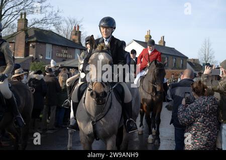 Essex, Regno Unito. 26 dicembre 2023. Centinaia di persone partecipano all'Essex con gli agricoltori e Union Hunt per il suo annuale giro di Santo Stefano dal Chequers Pub nel villaggio rurale di Matching Green, Regno Unito, nell'Essex. La caccia all'Essex si è incontrata regolarmente a Matching Green sin dall'inizio del XIX secolo, anche se dal 2004 non è stato permesso di usare cani per inseguire e uccidere le volpi. Crediti: MARTIN DALTON/Alamy Live News Foto Stock