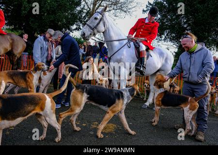 Droitwich, Worcestershire, Regno Unito. Martedì 26 dicembre 2023. La Worcestershire Hunt si riunì per il loro annuale incontro per il Boxing Day che si tenne a Droitwich. La caccia è partita dal Lido Carpark. Crediti: Ian Tennant / Alamy Live News. Foto Stock