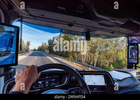 Vista dalla posizione del conducente di un veicolo sulla strada dell'interno della cabina con gli schermi come specchietti retrovisori. Foto Stock